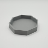 Plateau à clés octogonal sur une console d'entrée avec des clés et un portefeuille