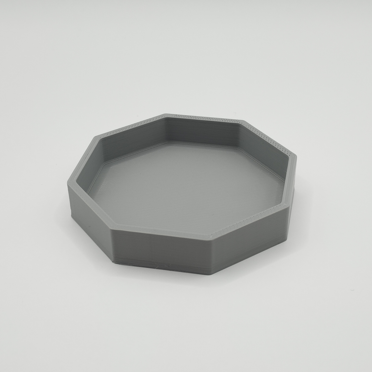 Plateau à clés octogonal sur une console d'entrée avec des clés et un portefeuille