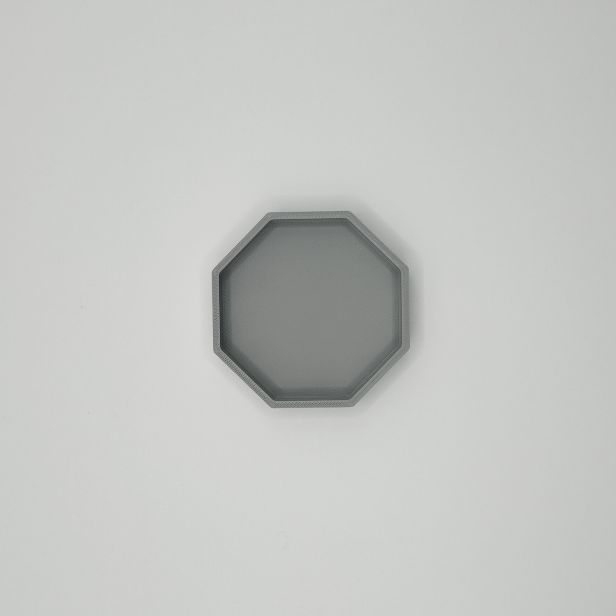 Détail d'un plateau octogonal à la surface et à la forme soignées