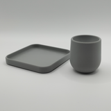 Coquetier avec sous-verre sur une table claire – petit-déjeuner scandinave