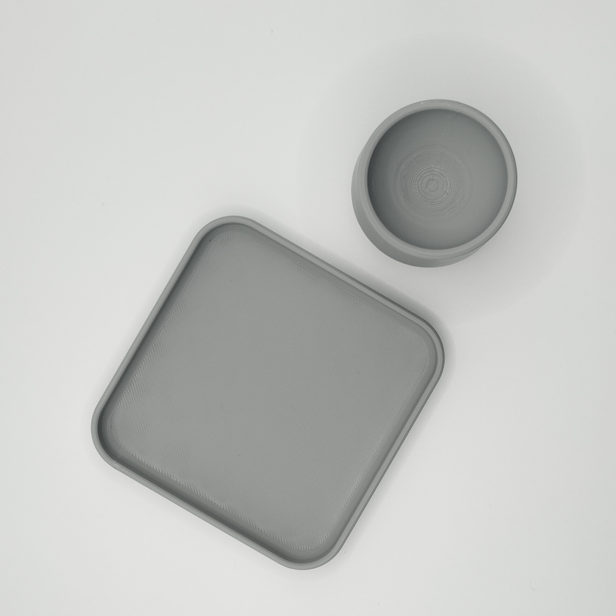 Détail du bord du coquetier et de sa base sous-verre au design géométrique