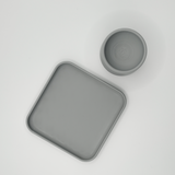 Détail du bord du coquetier et de sa base sous-verre au design géométrique
