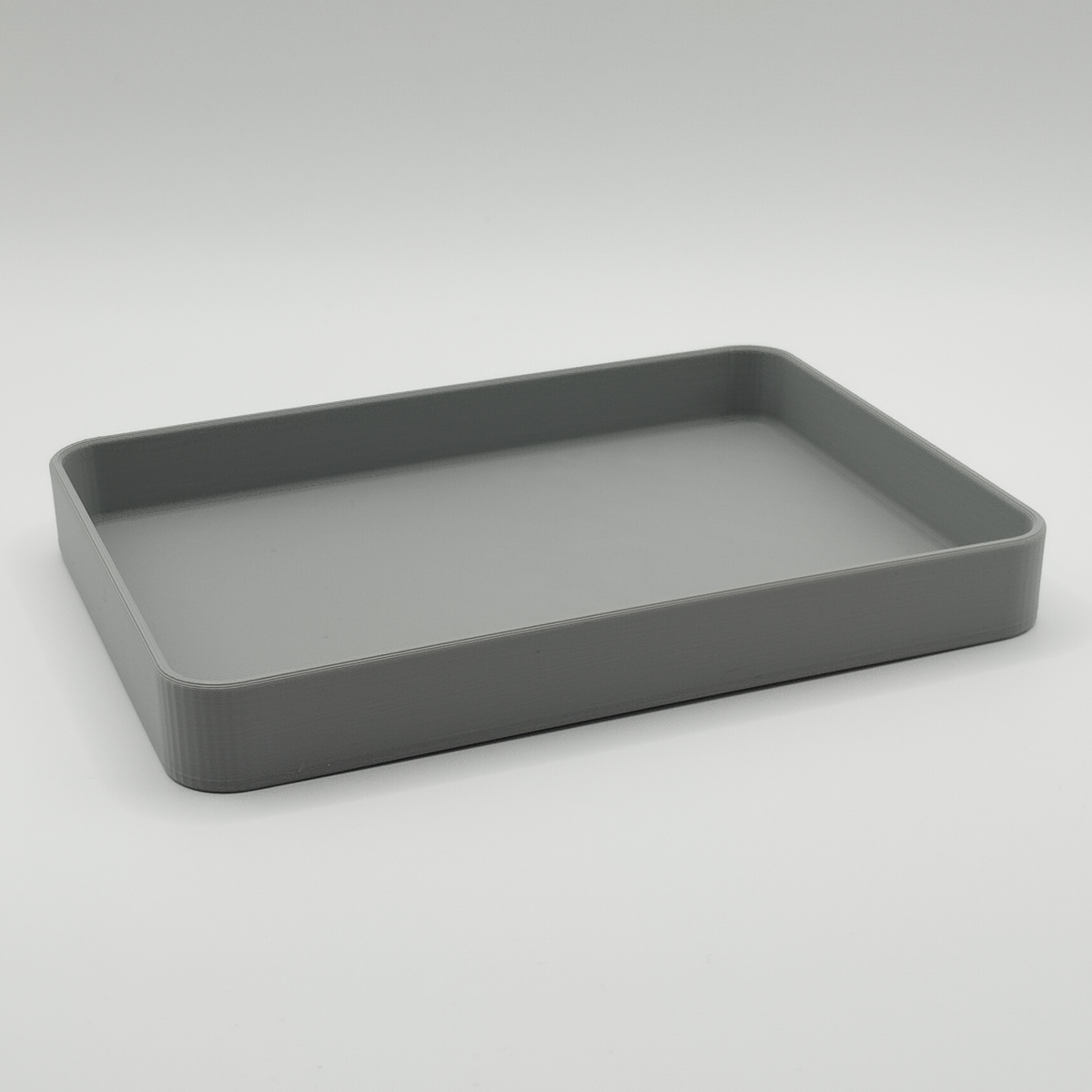 Plateau Big Business sur une console d'entrée avec portefeuille et petits objets