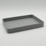 Plateau Big Business sur une console d'entrée avec portefeuille et petits objets