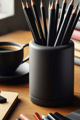 Pot à crayons rond à la forme cylindrique épurée, vu de dessus avec divers stylos