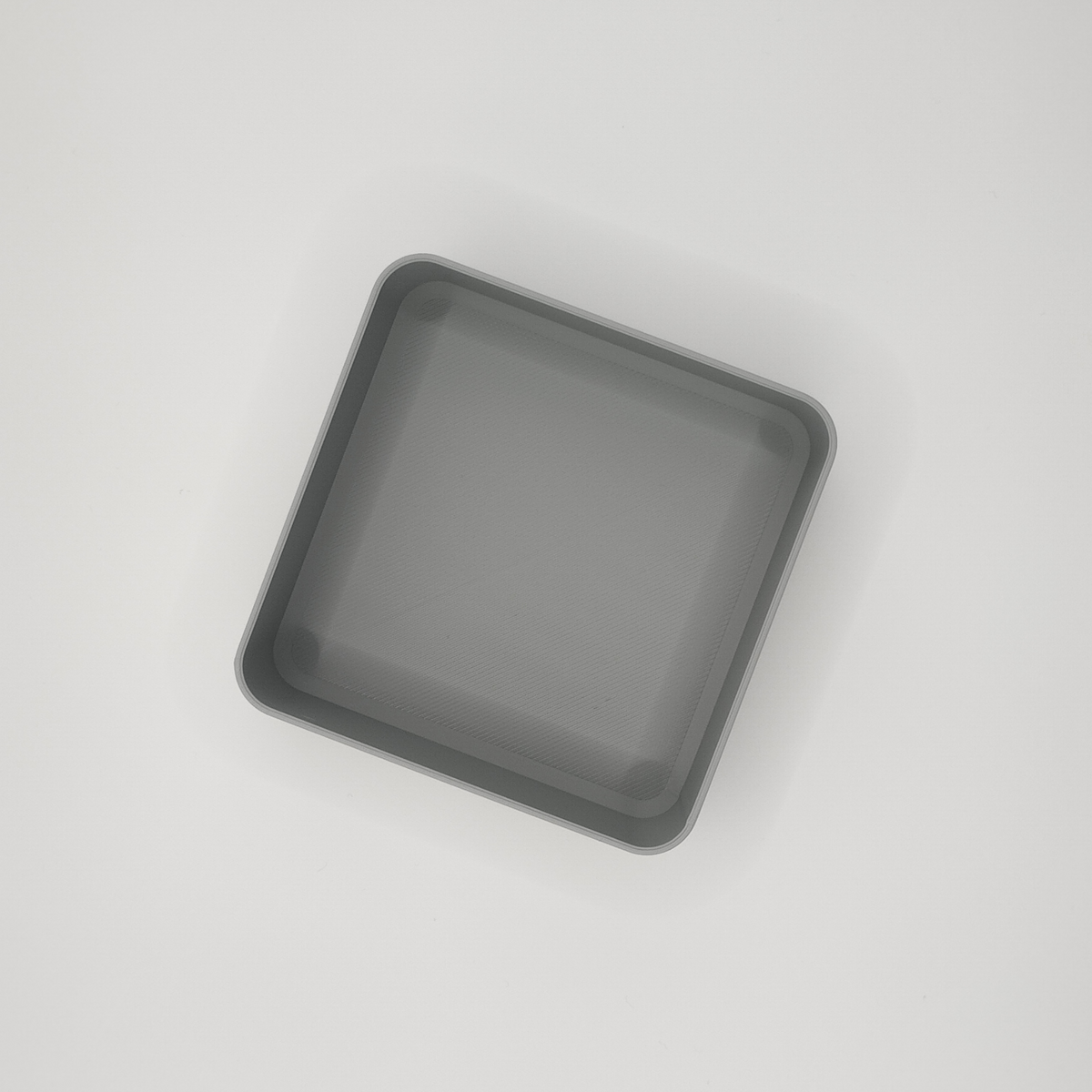 Détail du fond bas d'une coupelle carrée minimaliste pour petits objets