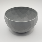 Coupe design low poly sur une étagère minimaliste avec une déco neutre