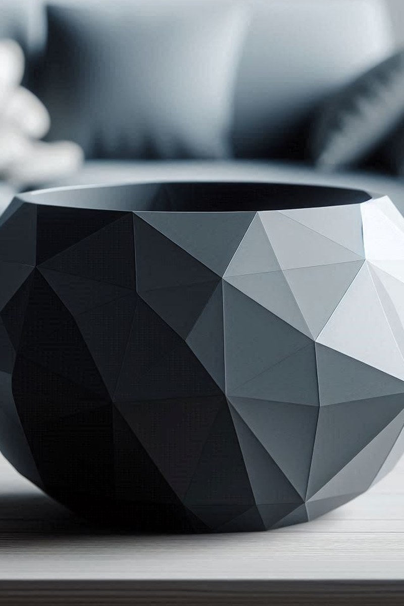 Gros plan d'une coupe low poly aux facettes inspirées de la pierre fissurée, avec jeu d'ombres