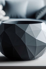 Gros plan d'une coupe low poly aux facettes inspirées de la pierre fissurée, avec jeu d'ombres