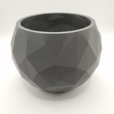 Coupe low poly sur une étagère blanche avec une déco minimaliste dans un doux intérieur nordique