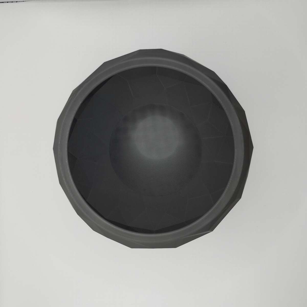 Détail des facettes anguleuses d'une coupe low poly au design de pierre fissurée