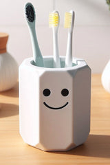 Porte-brosse à dents blanc pour enfants aux bords doux et arrondis avec une petite brosse à dents