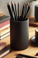 Pot à crayons strié en gros plan, texture verticale et finition neutre