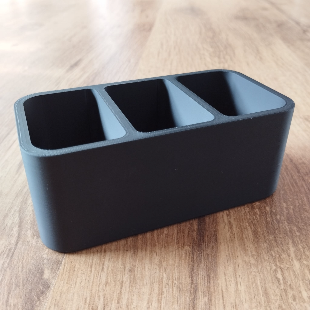 Range-télécommandes minimaliste aux lignes épurées et au design ouvert