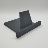 Support de tablette sur un bureau en bois avec un téléphone bien incliné pour la lecture