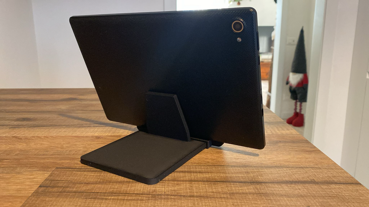 Gros plan du pied du support de tablette aux lignes géométriques épurées