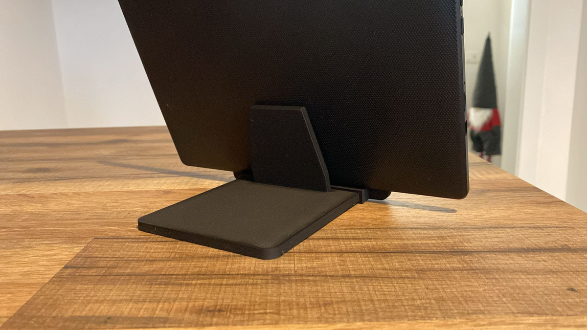 Support de tablette blanc minimaliste vu de profil, à la forme et à l'angle géométriques