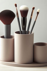 Porte-pinceaux de maquillage Saskia avec pinceaux rangés par compartiment