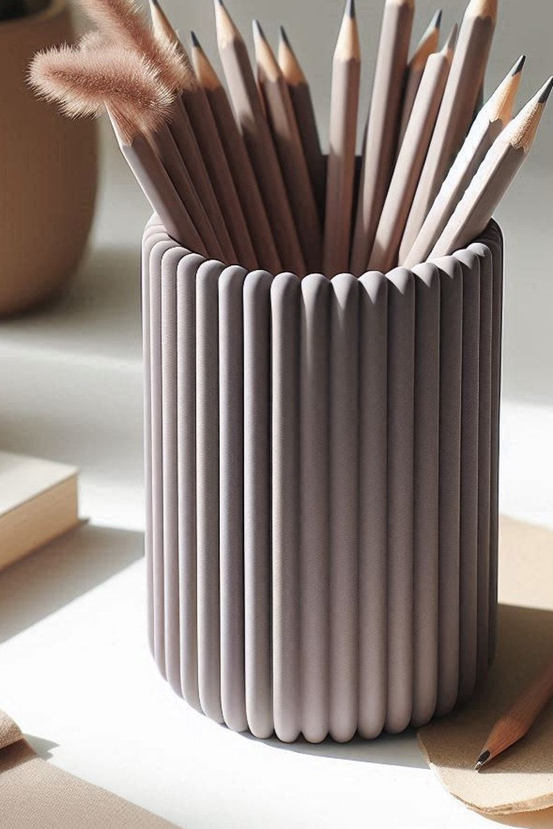 Gros plan d'un pot à crayons cannelé à texture verticale