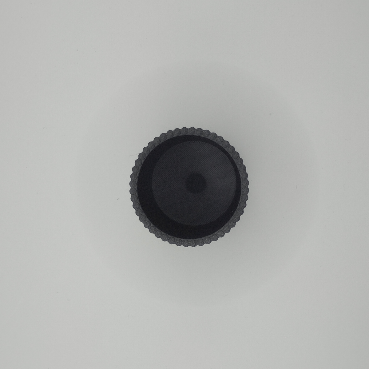 Surface striée raffinée d'un pot à crayons minimaliste dans la lumière