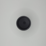 Surface striée raffinée d'un pot à crayons minimaliste dans la lumière
