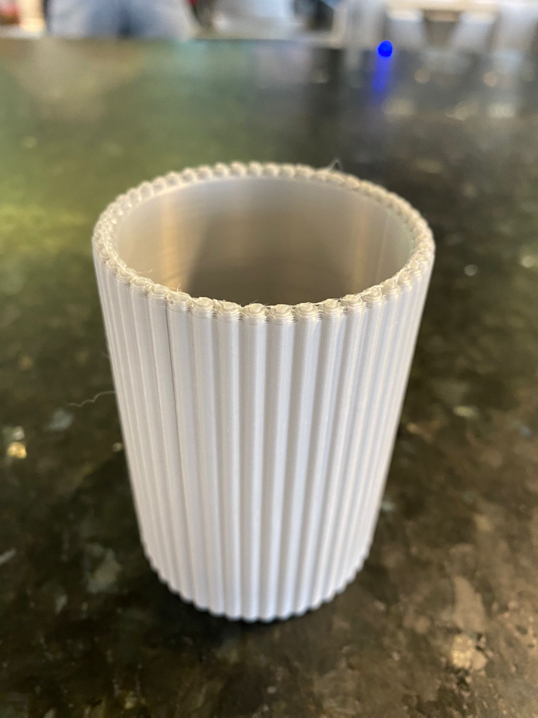 Gros plan d'un pot à crayons cannelé à texture verticale