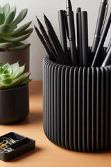 Gros plan d'un pot à crayons cannelé à rainures verticales plates et au design minimaliste
