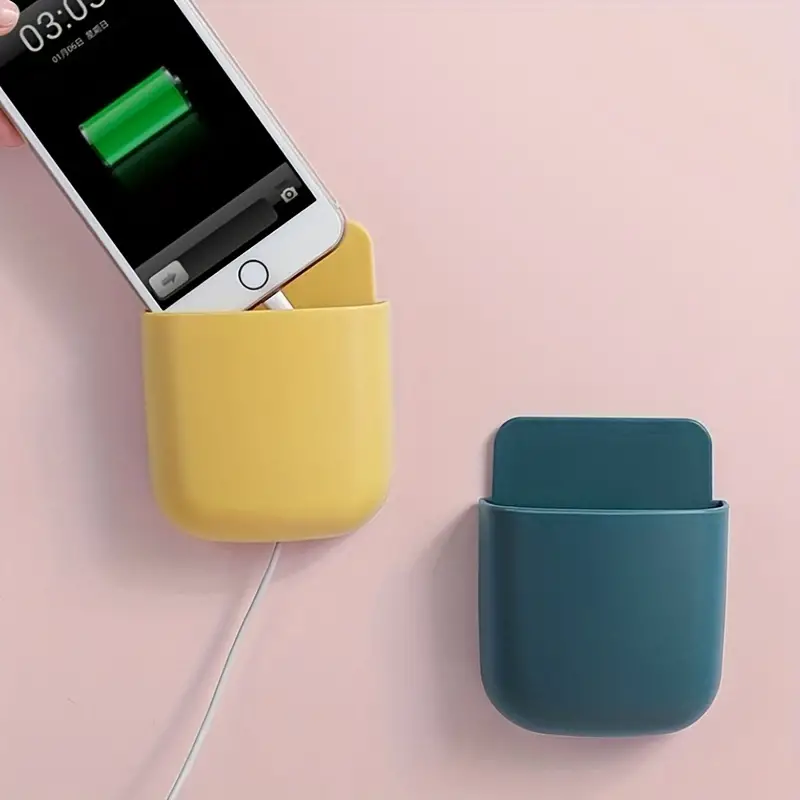 Support de téléphone mural au-dessus d'un bureau avec smartphone et télécommande