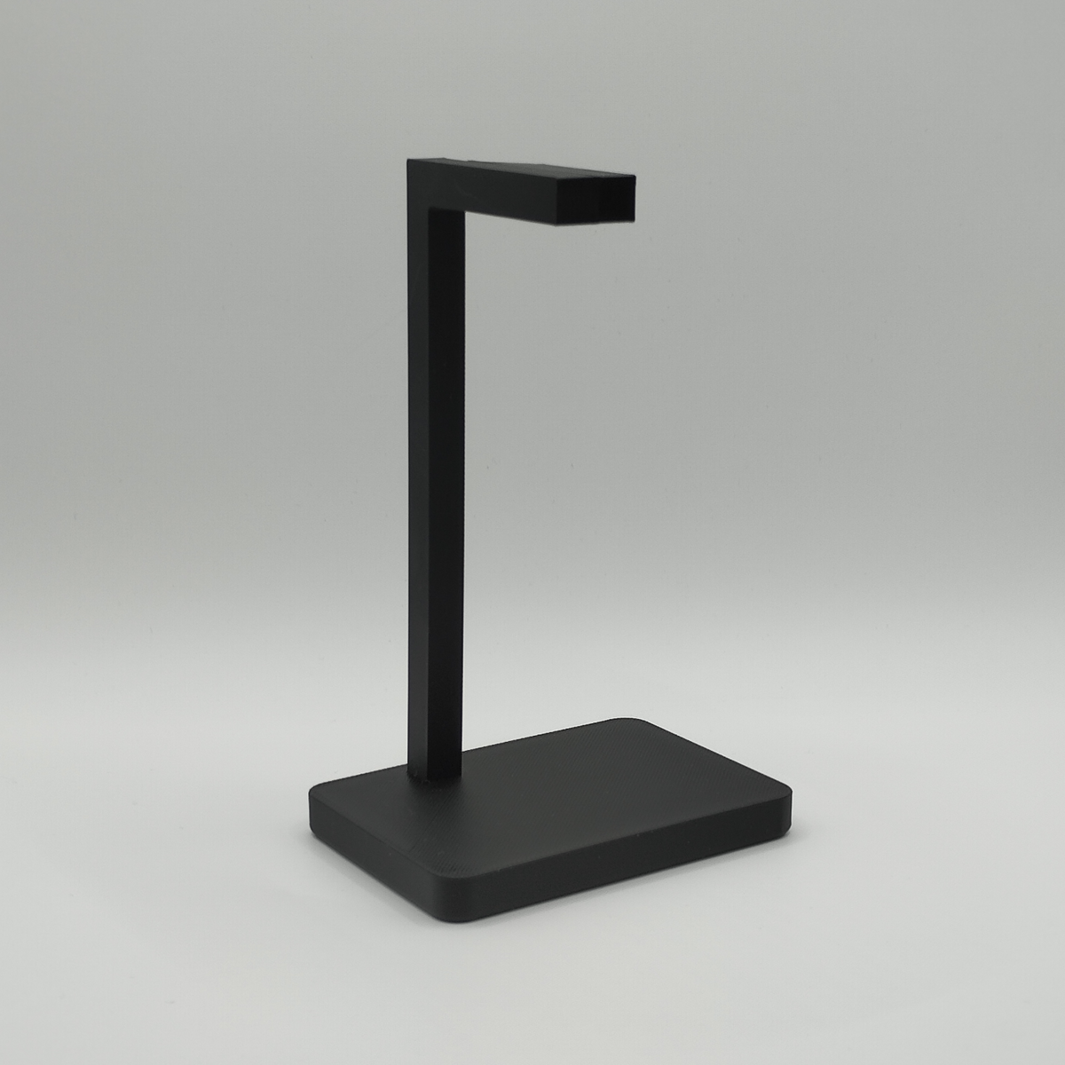 Support de casque minimaliste avec casque gaming sur un bureau moderne