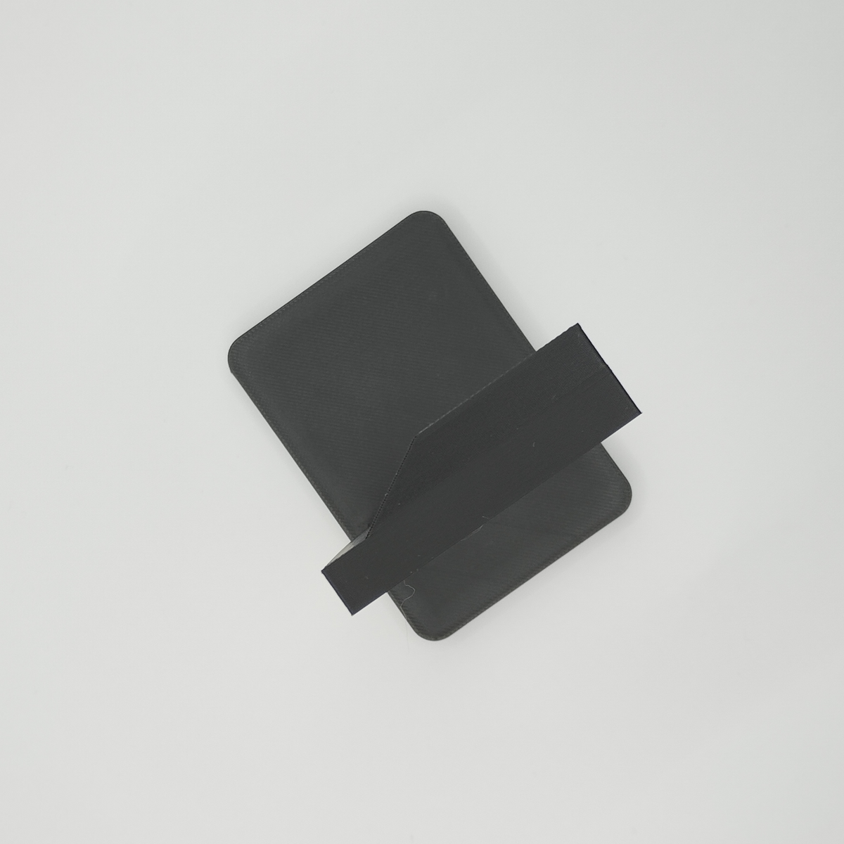 Détail du support lisse et de la texture discrète du porte-casque
