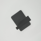 Détail du support lisse et de la texture discrète du porte-casque
