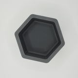 Détail des arêtes vives d'un pot de fleurs hexagonal