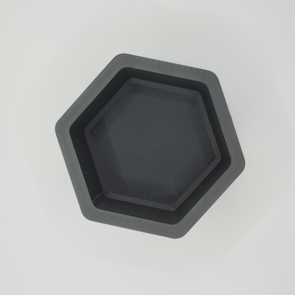 Détail des arêtes vives d'un pot de fleurs hexagonal