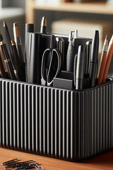 Gros plan d'un organiseur de bureau cannelé à texture verticale et lignes épurées