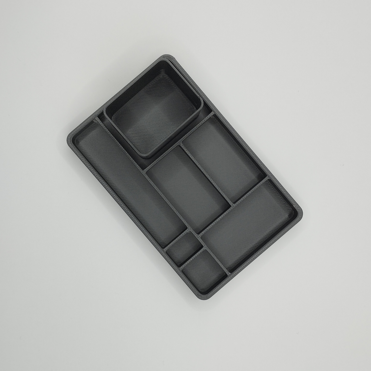 Détail d'un ensemble de bureau minimaliste avec pot à crayons