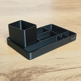 Gros plan d'un plateau de bureau et d'un pot à crayons minimalistes aux lignes épurées
