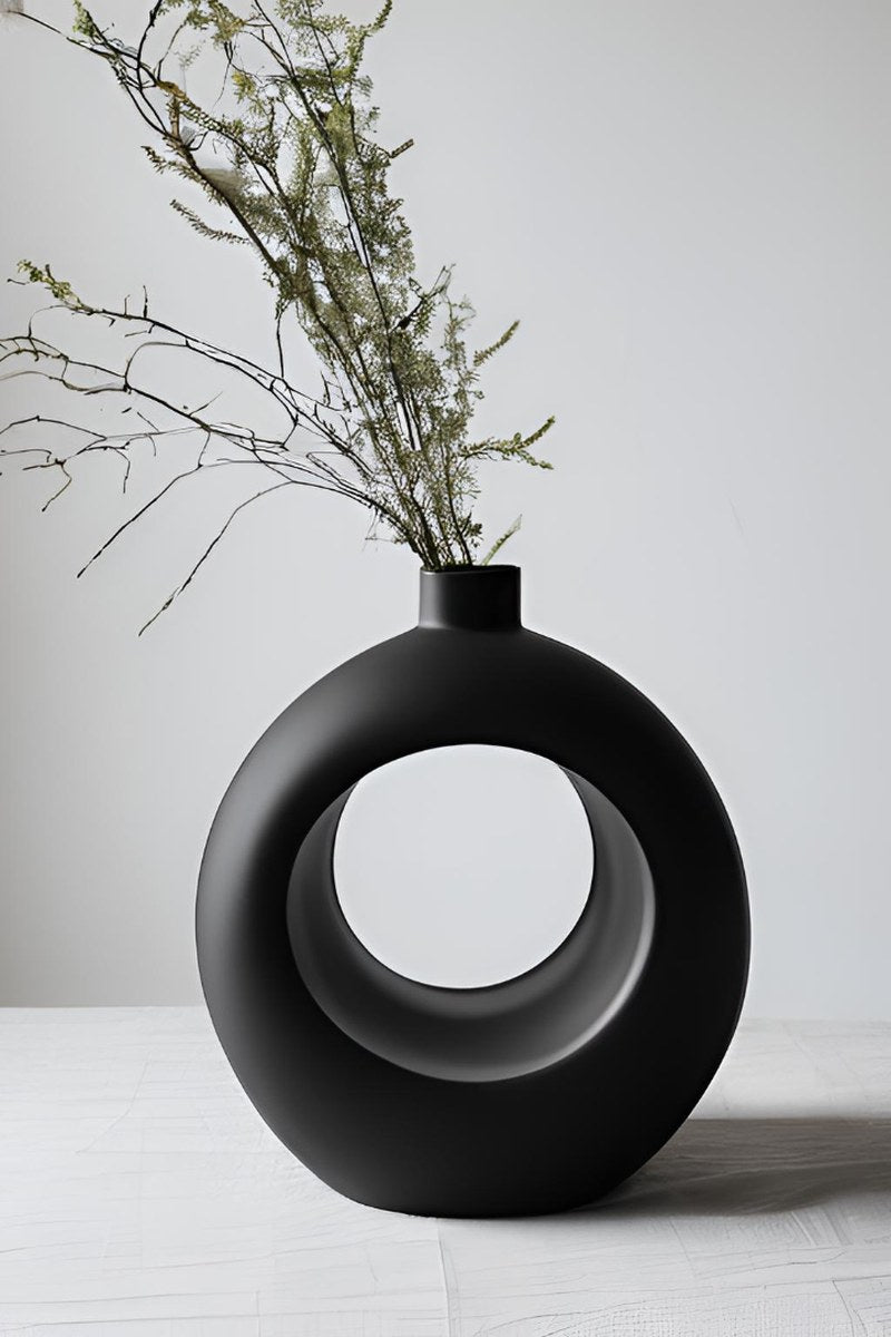 Gros plan d'un vase anneau minimaliste à forme géométrique et ouverture circulaire