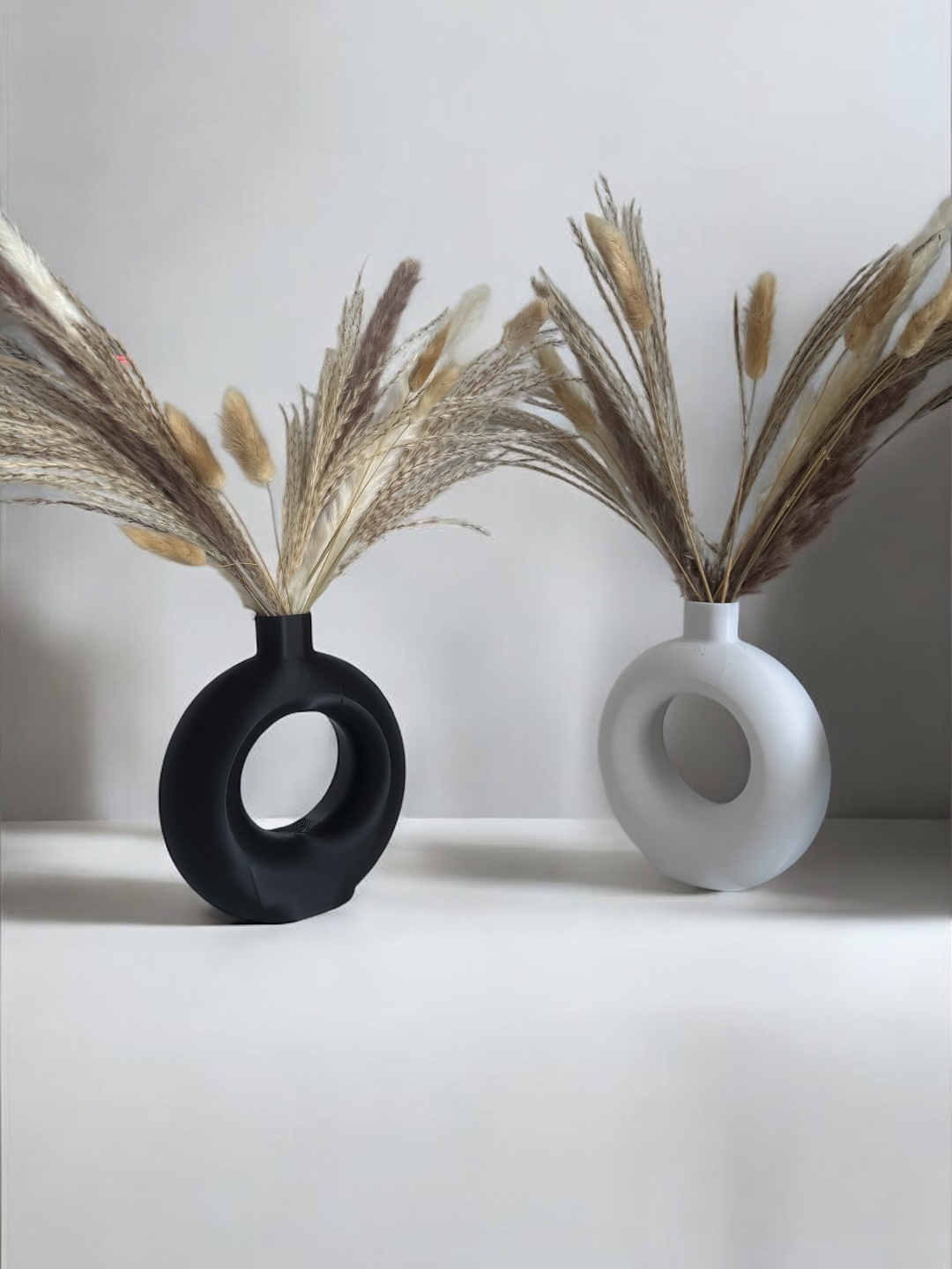 Détail de la courbe sculpturale du vase anneau, de profil
