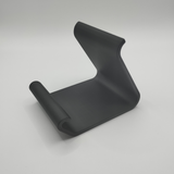 Support de téléphone incurvé sur un bureau en bois avec un iPhone