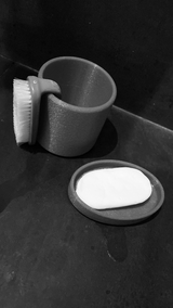 Ensemble porte-savon et porte-brosse à dents blanc vu de face, design lisse et minimaliste
