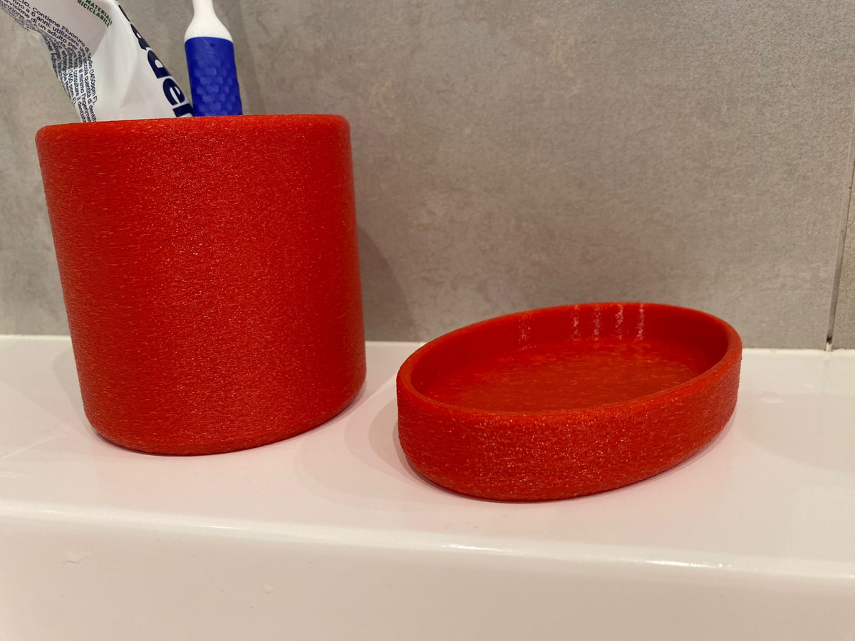 Ensemble porte-savon et porte-brosse à dents blanc vu de face, design lisse et minimaliste