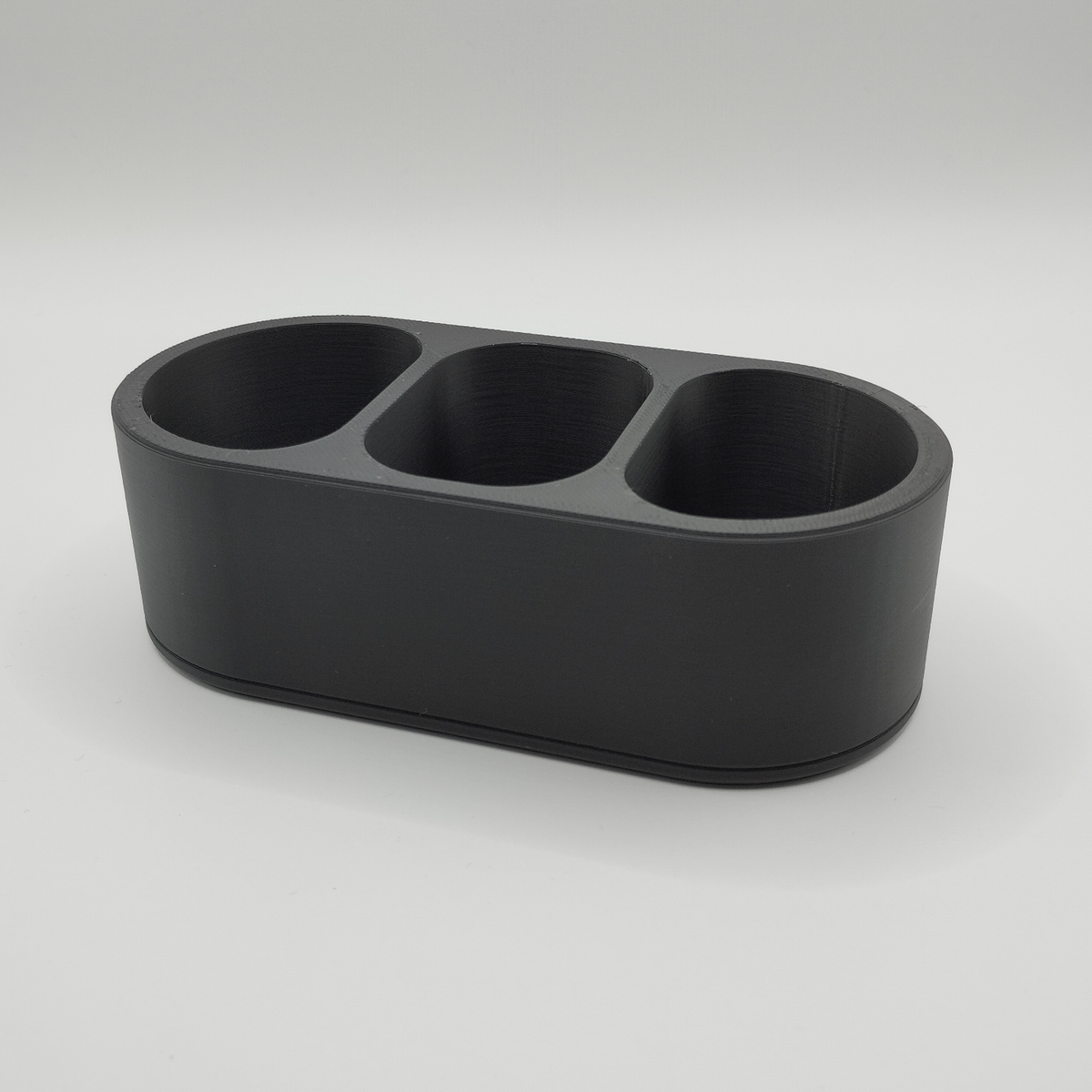 Range-télécommandes minimaliste sur une table basse en bois avec des télécommandes et des petits objets