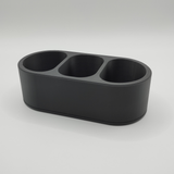 Range-télécommandes minimaliste sur une table basse en bois avec des télécommandes et des petits objets