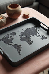 Plateau design OneWorld avec les continents en relief de la carte du monde, finition gris clair