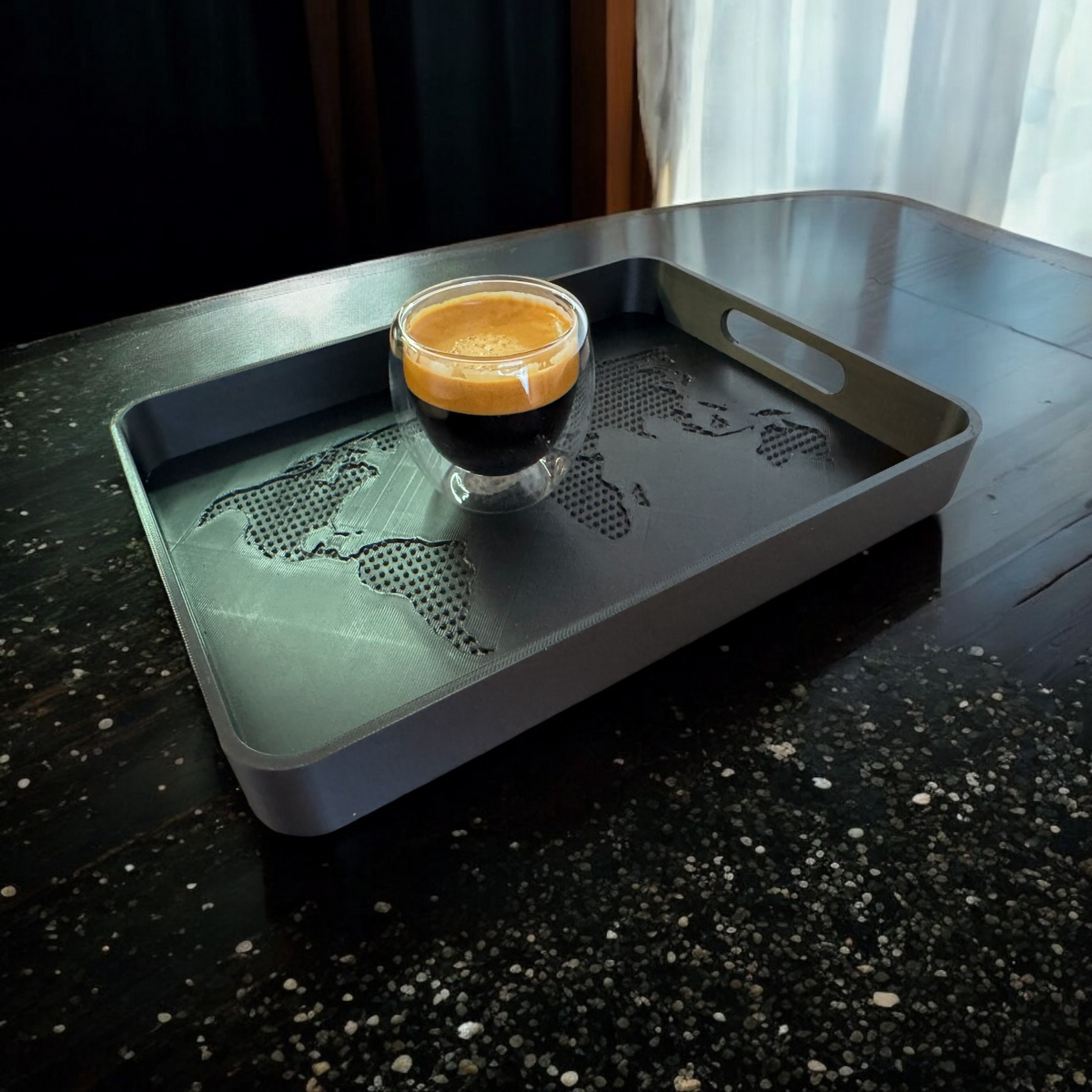 Plateau design OneWorld avec les continents en relief de la carte du monde, finition gris clair