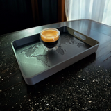 Plateau design OneWorld avec les continents en relief de la carte du monde, finition gris clair