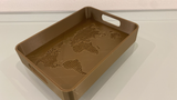 Plateau design OneWorld avec les continents en relief de la carte du monde, finition gris clair