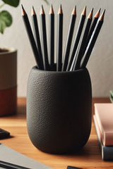 Gros plan d'un pot à crayons rond texturé à surface organique