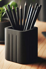 Gros plan d'un pot à crayons carré minimaliste aux côtés rainurés
