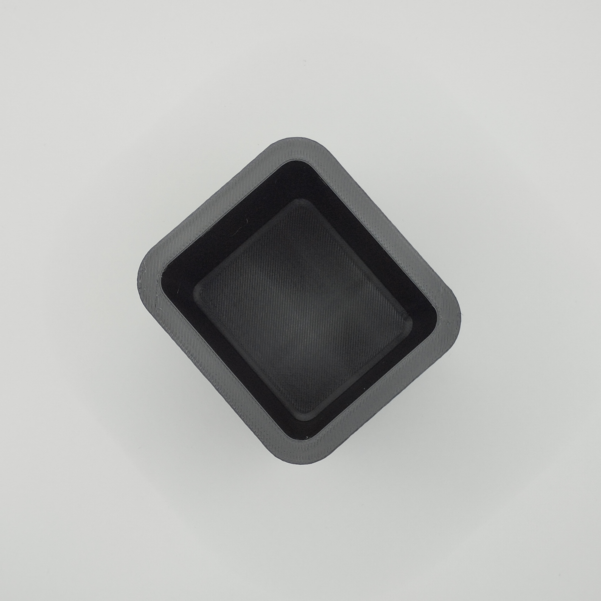 Détail de la surface à motifs d'un pot à crayons carré